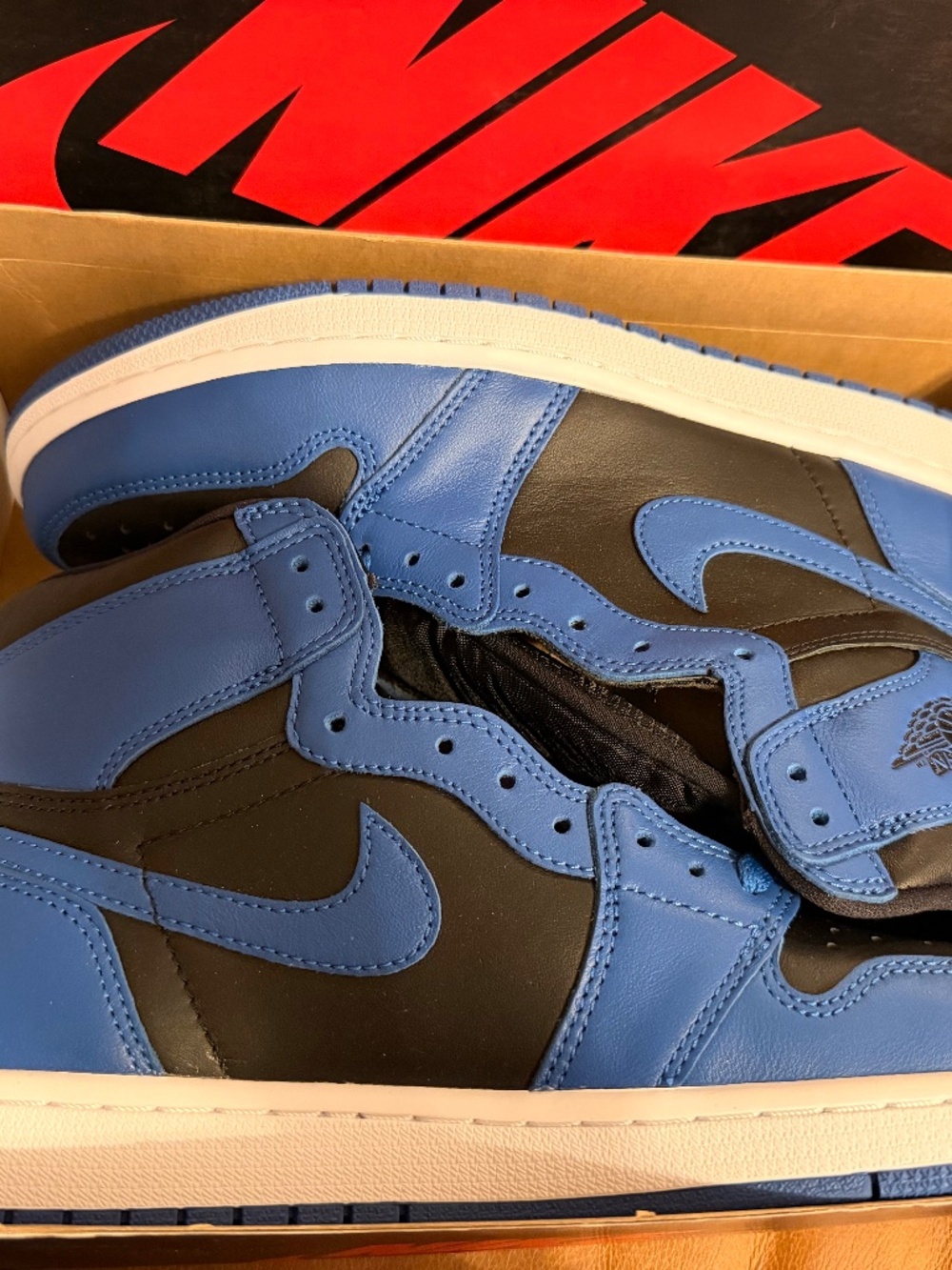 Air Jordan 1 Retro High OG "Dark Marina Blue" sneakers (style code 555088-404)